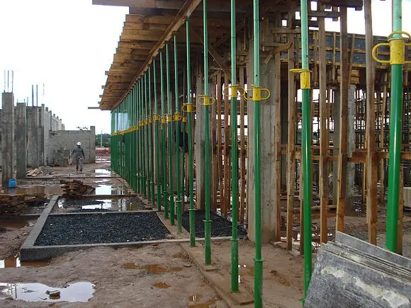 Escoras metálicas instaladas em obra