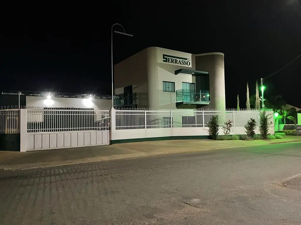 Fachada da Serrasso iluminada à noite